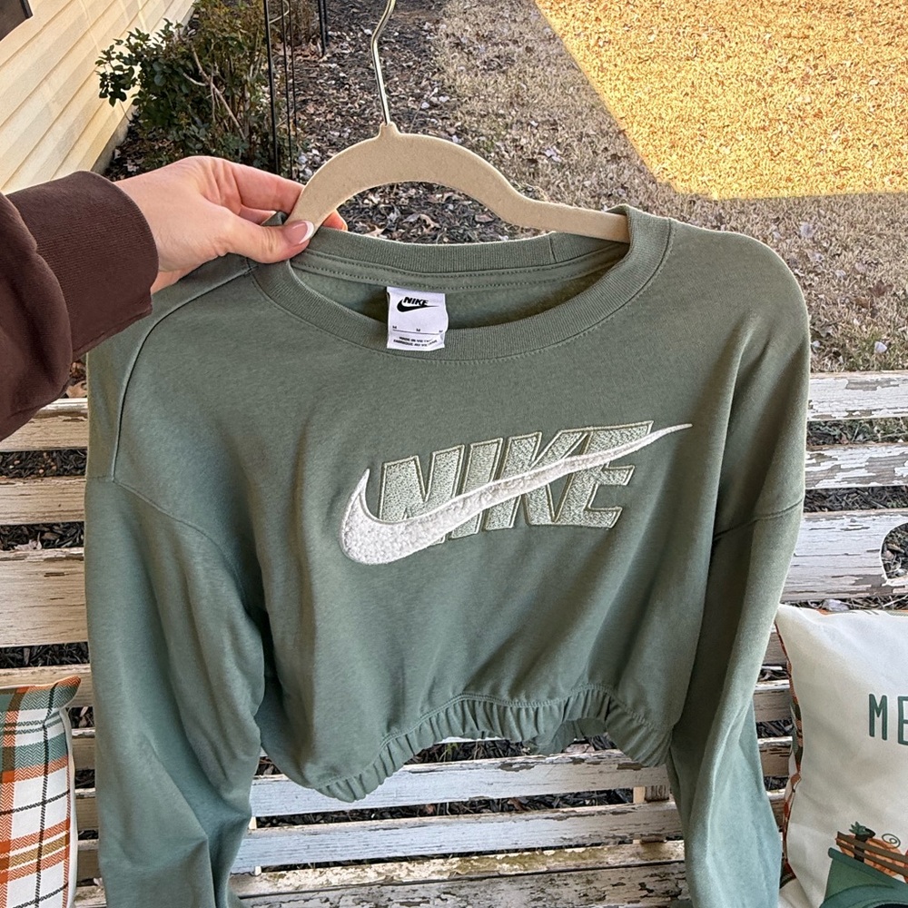 NWT Cropped Nike pullover